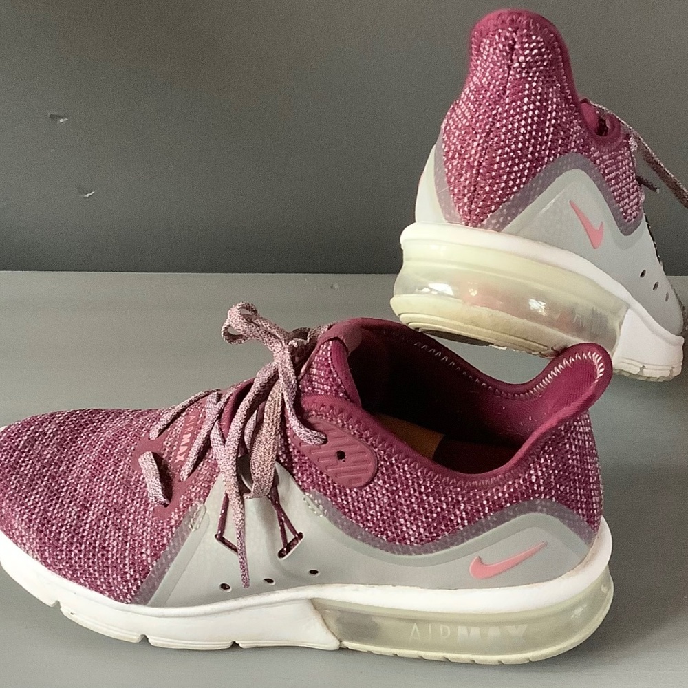 Womens 7.5 NIKE AirMax shoes. Gently used